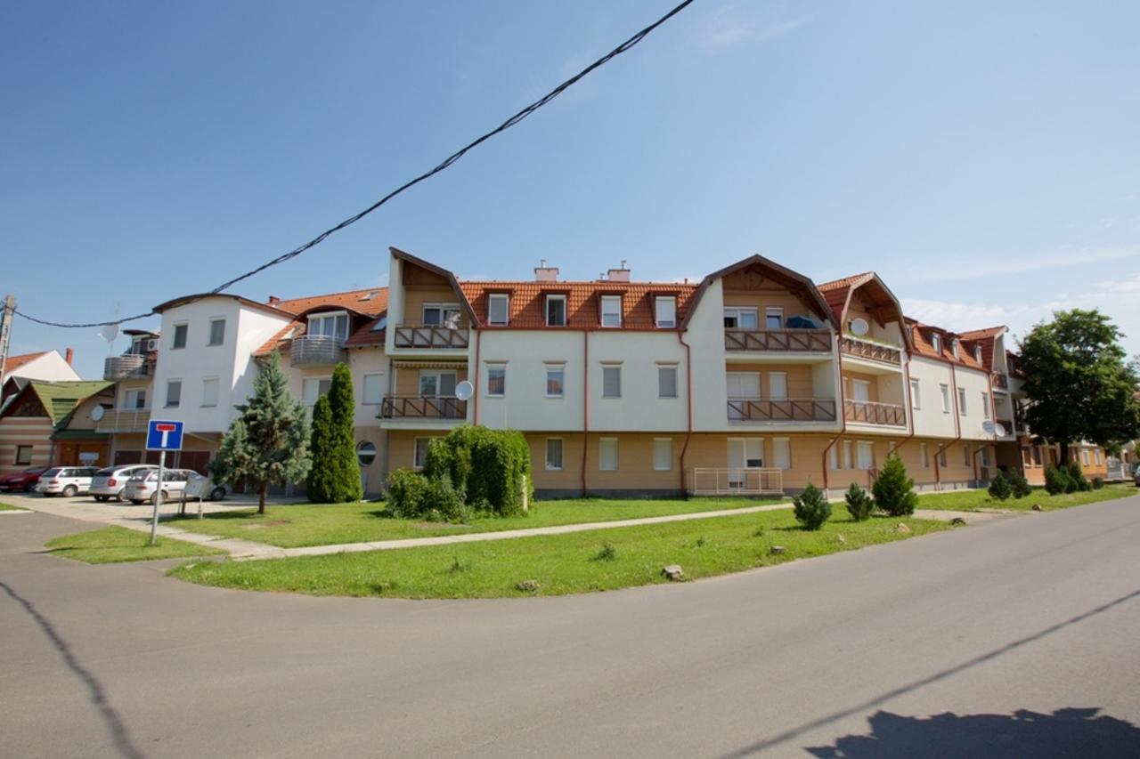 Zoli Apartmanok-Adri Koelcsey 32 Hajdúszoboszló 外观 照片